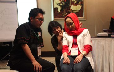 Memberi Sugesti Peserta Belajar Hipnotis di Medan